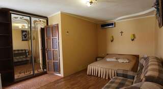 Гостевой дом Империал Судак Четырехместный номер -люкс-1